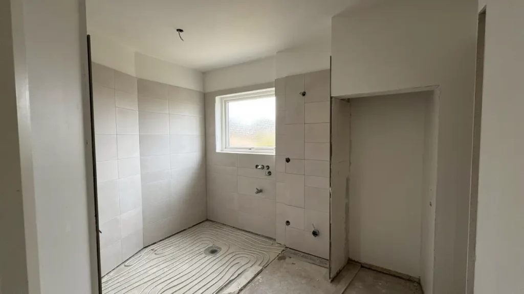 renovering av badrum med kakel och golvv rme i amhult torslanda